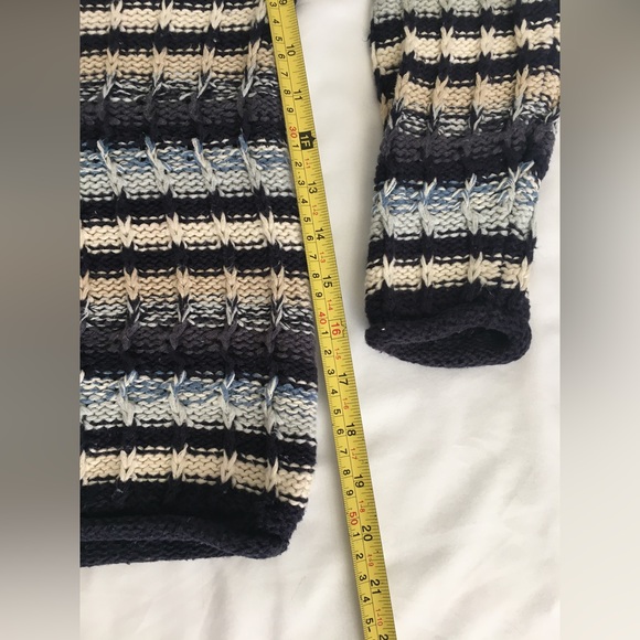 90’s The Limited navy/blue/white/tan knit sweater with button accent. - Picture 4 of 8
